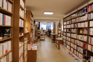 La vue de l'entrée depuis le fond de la librairie