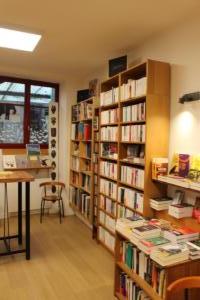 Le fond de la librairie, l'espace beaux-livres et littérature étrangère 